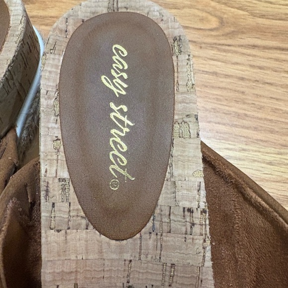 Easy Street size 9 Wedge Sandals - Picture 3 of 5